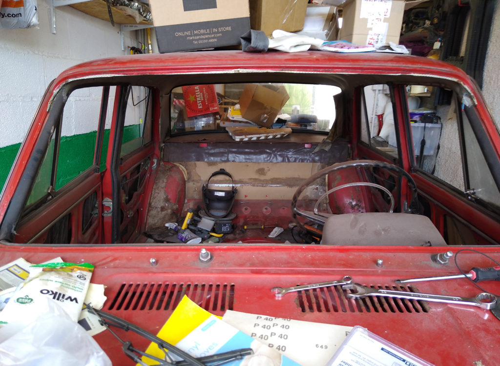 I removed the windscreen from my Lada. The removal of this windscreen is the same for Lada 2101, Lada 2102, Lada 2103, Lada 2104, Lada 2105, Lada 2106, Lada 2107, Lada Niva, Lada Riva, FSO 124, FSO 1300, FSO 1500, FSO Polonez, Fiat 125p and other classic cars that do not use a bonded windscreen.